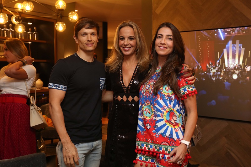  Gabriel Costa, Larissa Bicalho e Priscila Prado           